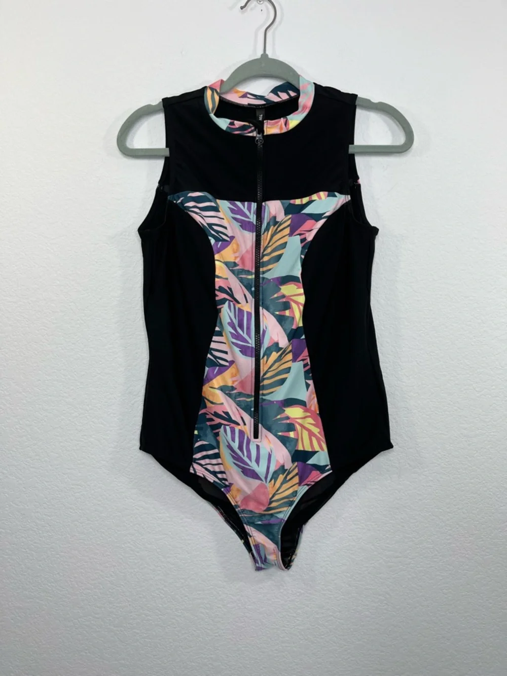 Torrid Active Wireless Sleeveless Rashguard One Piece Swimsuit size 0 = 12 - Picture 4 of 12